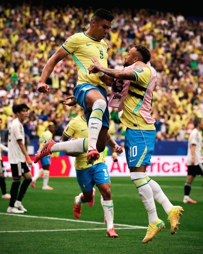 Casemiro y Neymar celebran primer gol vs Japón