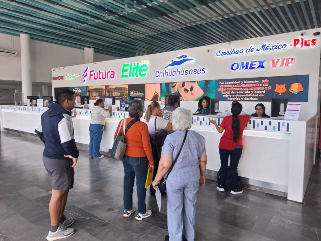 Personas comprando sus boletos de viaje en la Central de Autobuses de Mazatlán.