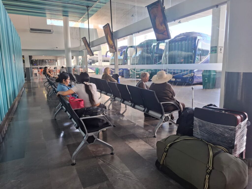 Pasajeros en la sala de espera de la Central de Autobuses de Mazatlán.