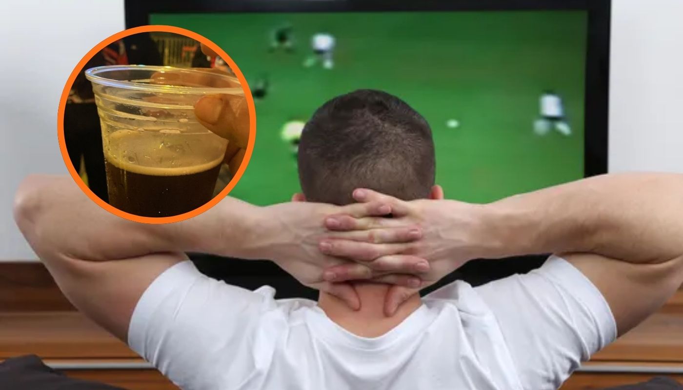 Persona viendo la tele con un juego de futbol y un circulo con u vaso de cerveza