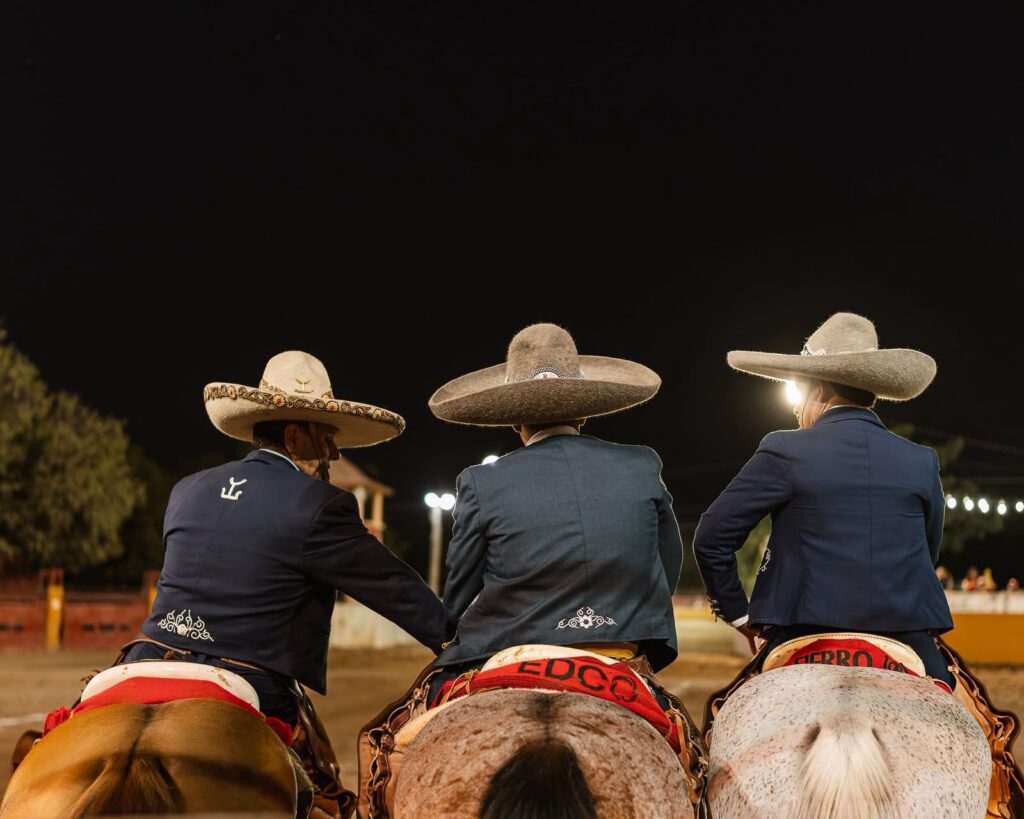 Participantes en sus caballos.