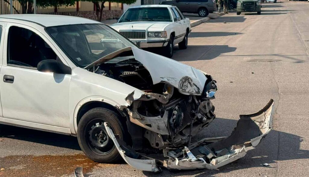 Chevy choca con blindado del Ejército en Guamúchil