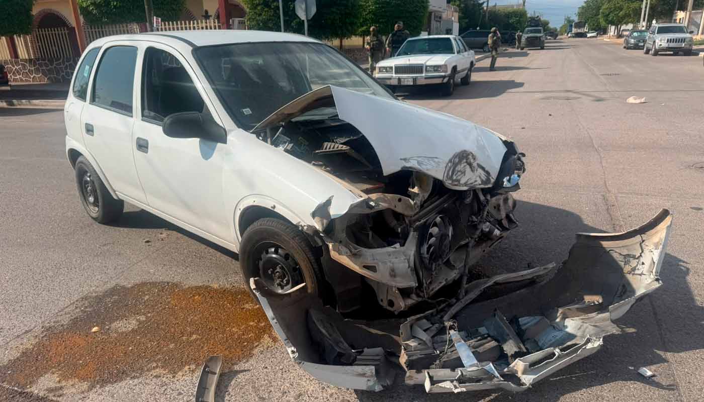 Chevy choca con blindado del Ejército en Guamúchil