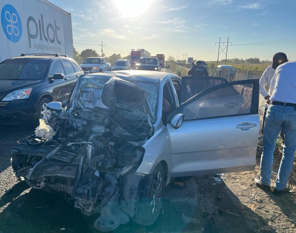 Carro chocado por la parte frontal