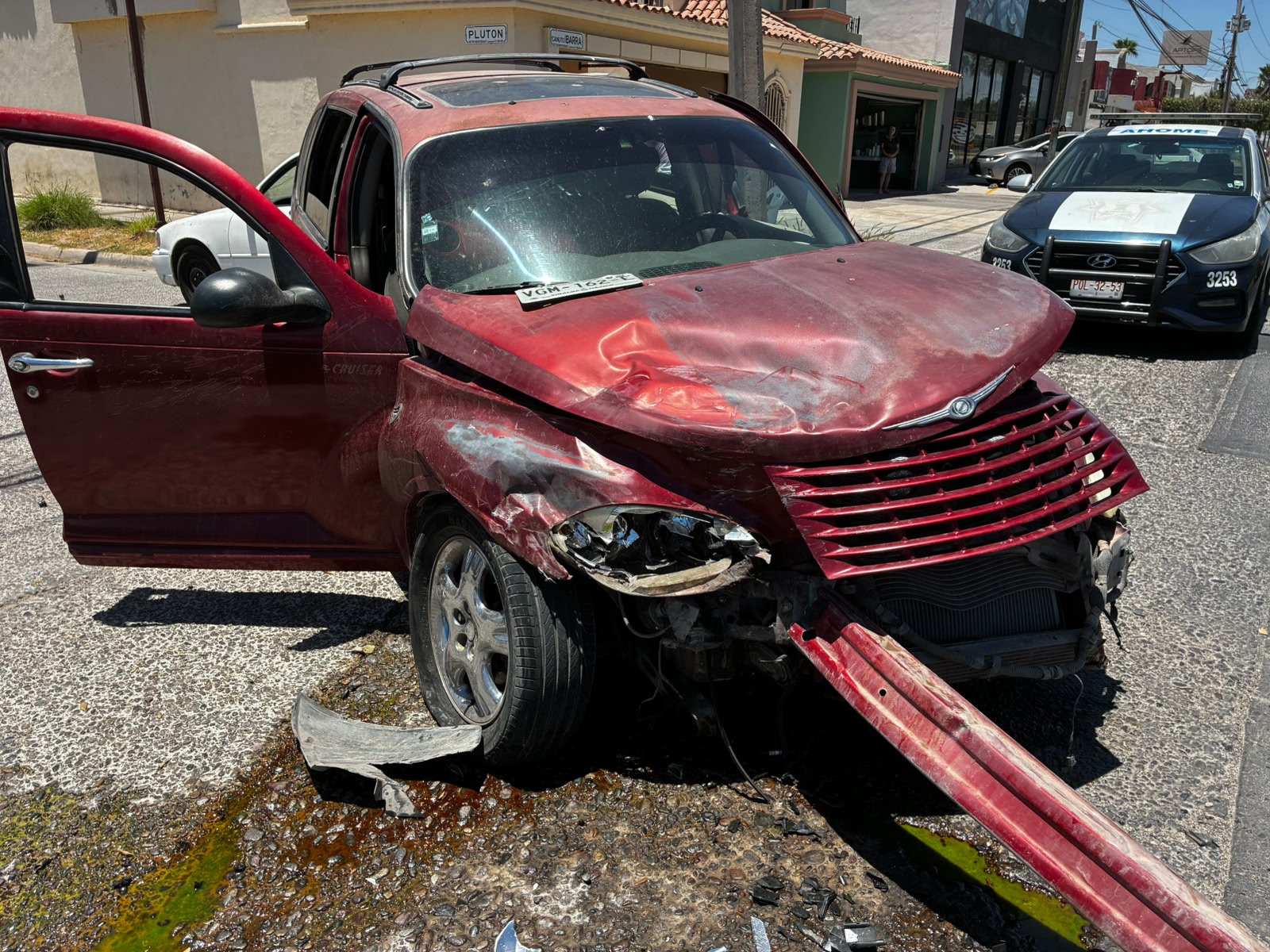 Chrysler PT Cruiser color rojo con daños en la parte frontal
