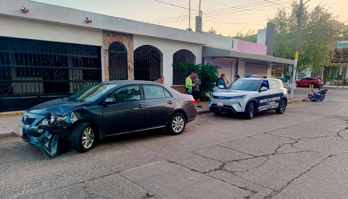 Choque deja dos lesionados en la 12 de Octubre, en Los Mochis