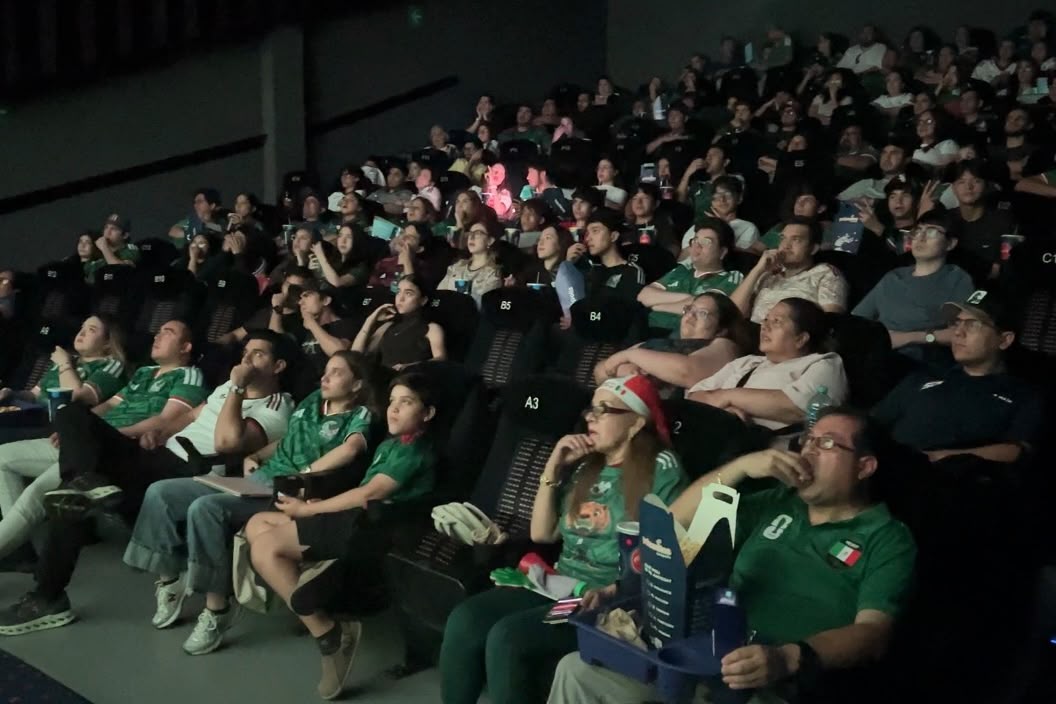 Aficionados asistiendo al cine para ver el México vs Chequia en Culiacán.