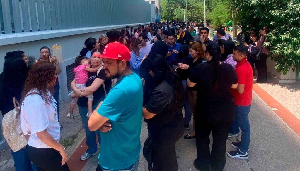 Ciudadanos afuera tras sismo