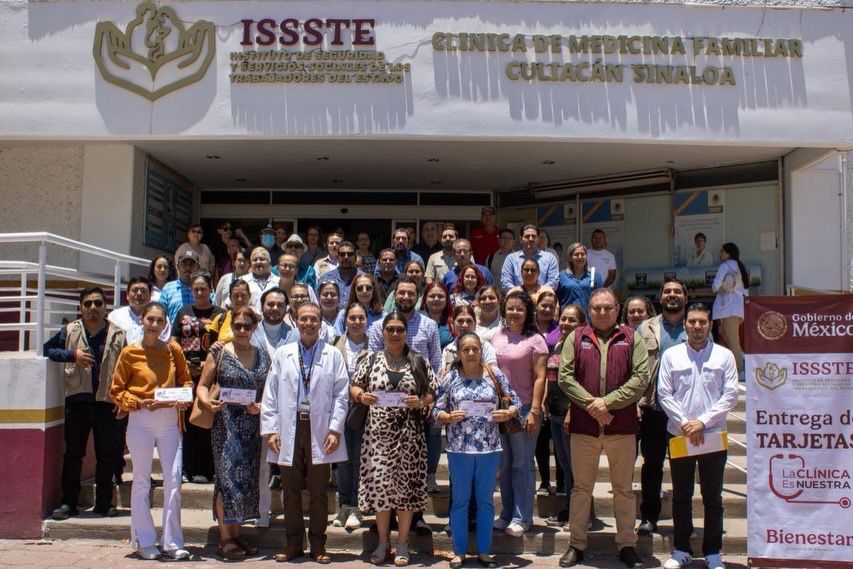 Aurtoridades con médicos y enfermeras en Issste
