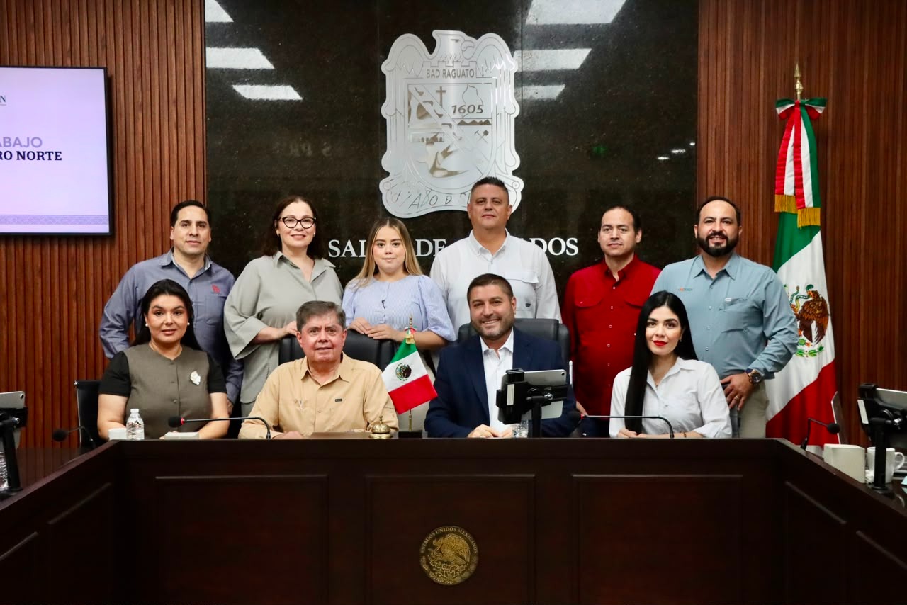 Alcalde de Badiraguato y representantes del Consejo para el Desarrollo Económico de Sinaloa (Codesin) zona centro-norte