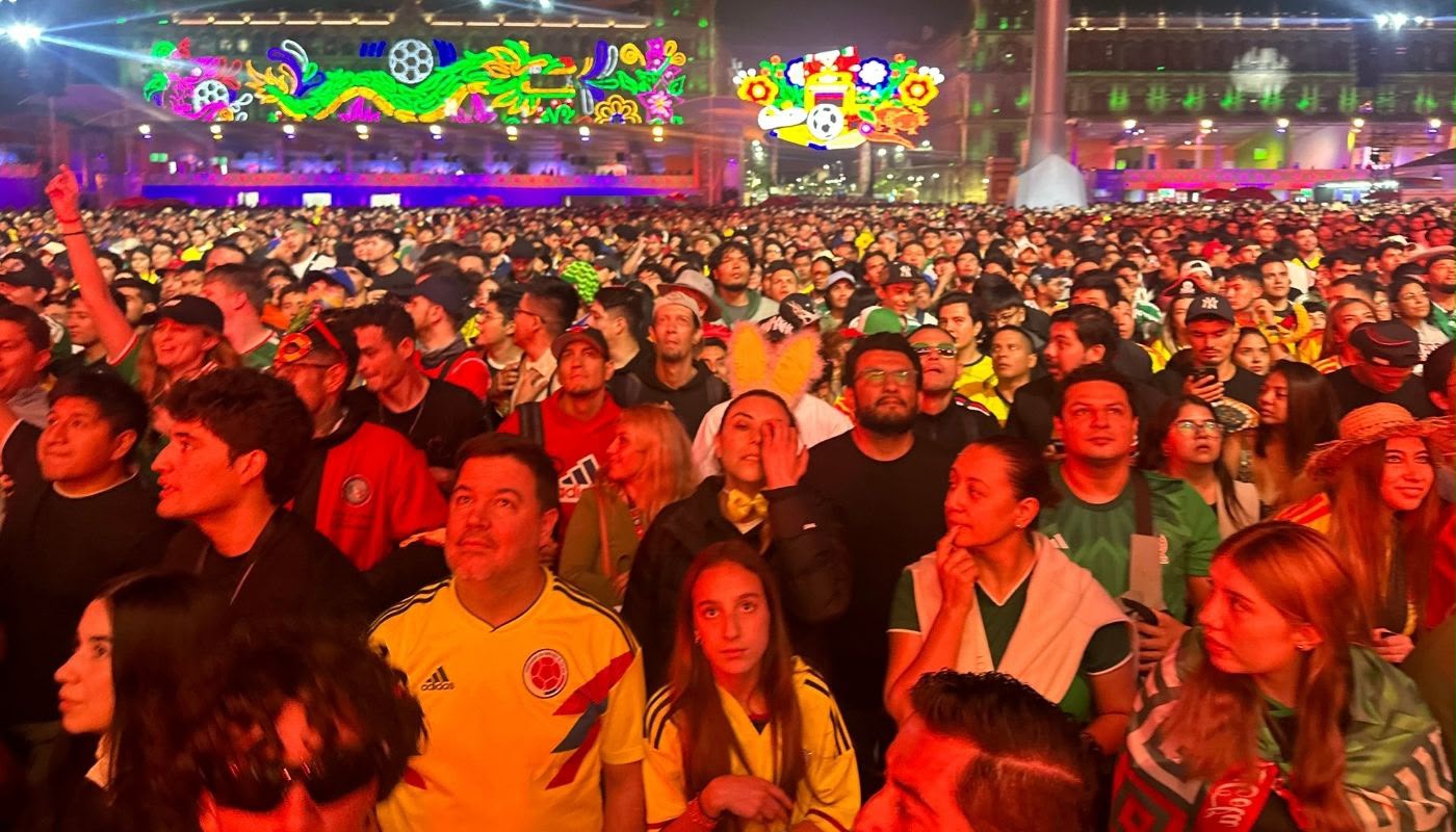 Afición de Colombia en el Zócalo de la Ciudad de México.