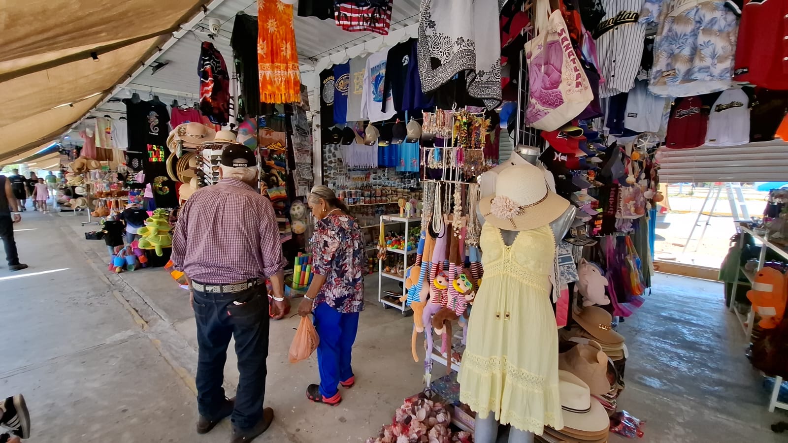 Comercios en Mazatlán y personas realizando compras
