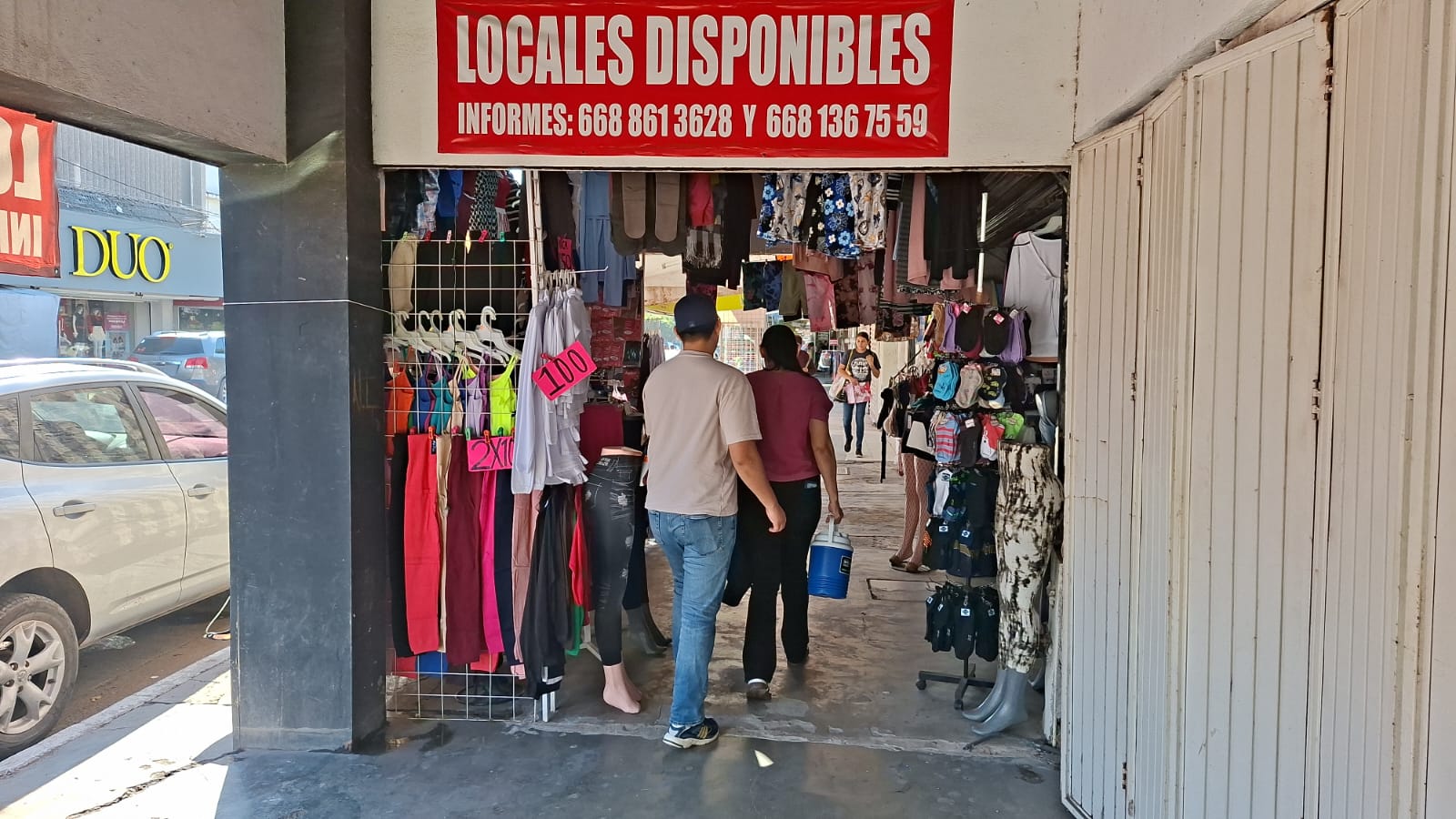 Personas recorriendo comercios en el Centro de Guasave.