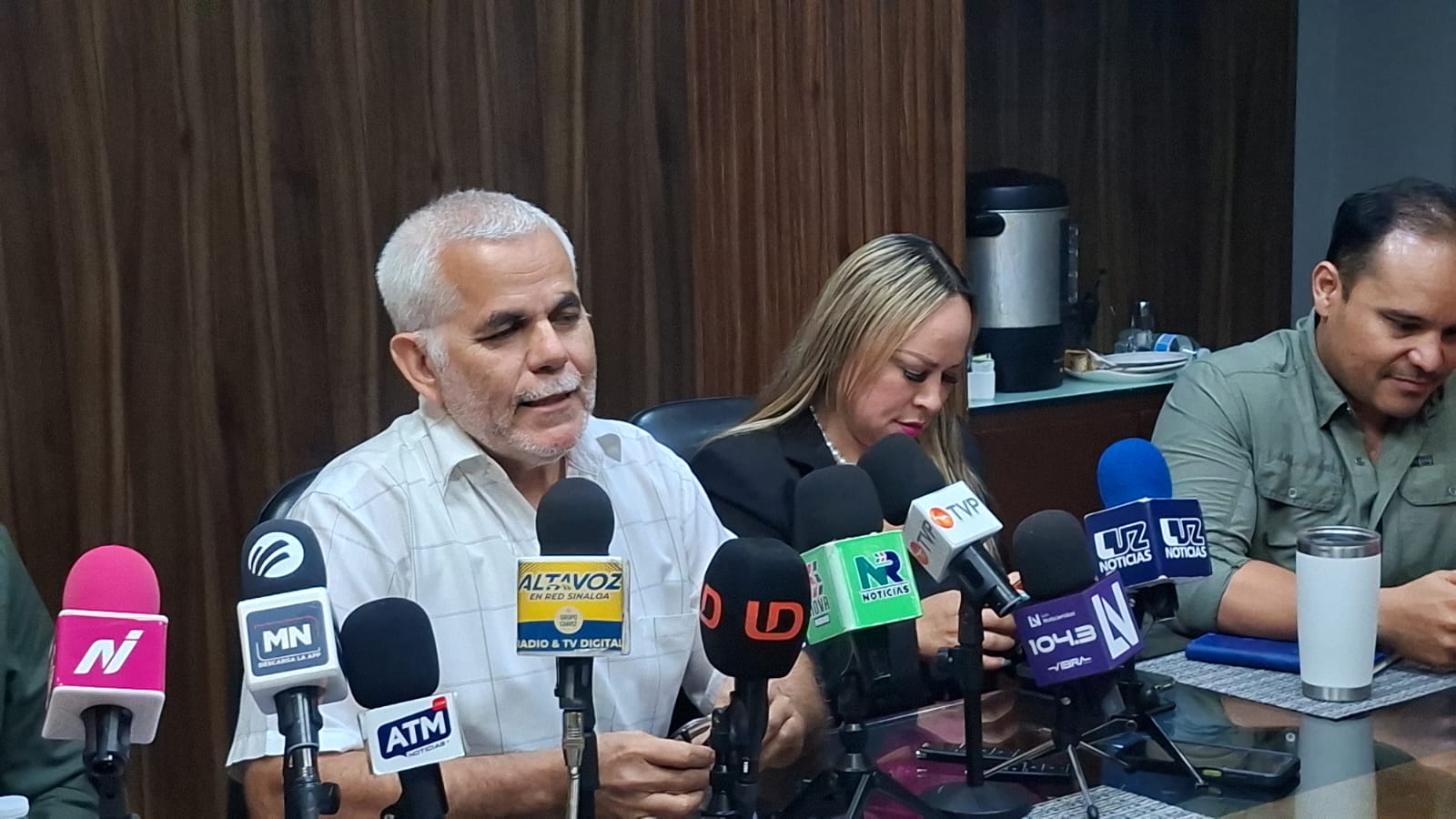 Líder del Consejo Empresarial Restaurantero junto a micrófonos de la prensa