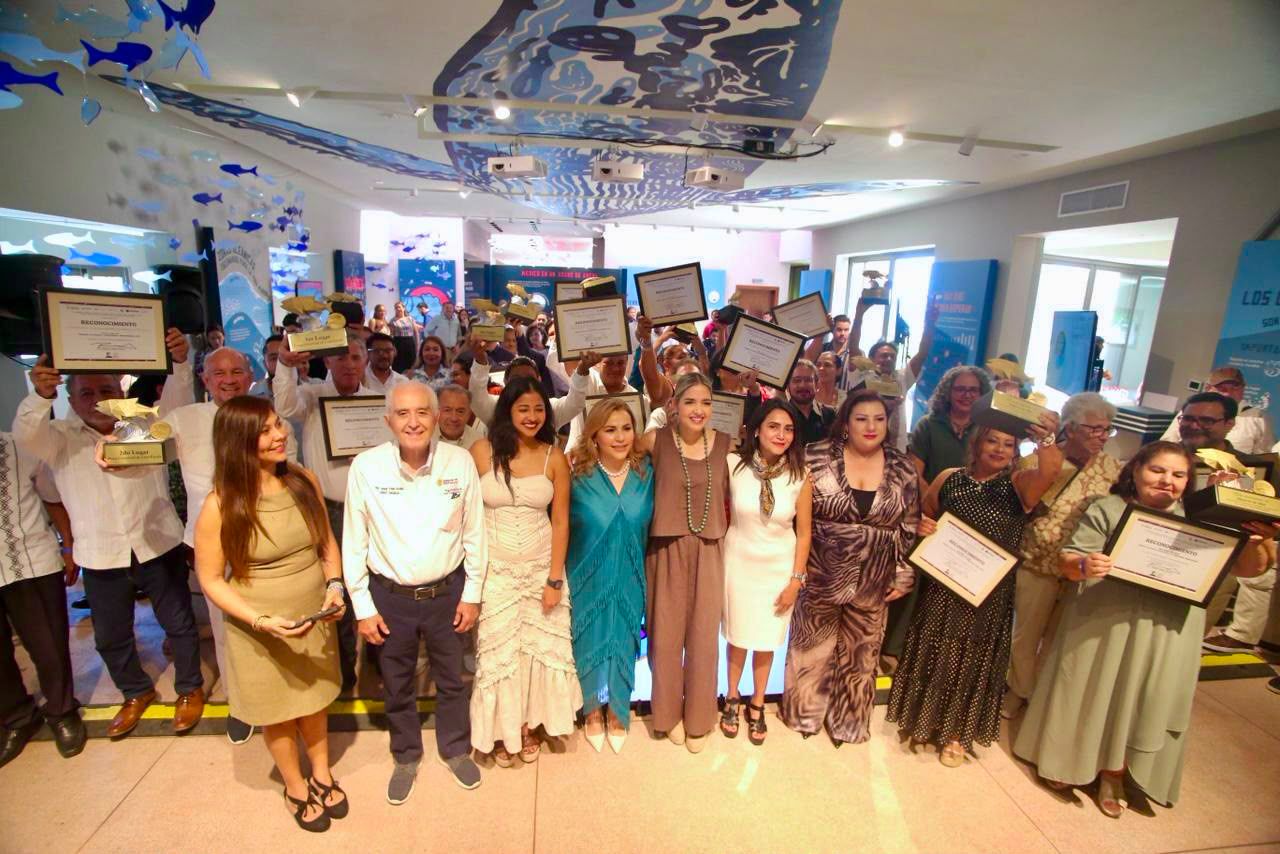 Entrega del Premio a la Pesca y Acuacultura Sustentables por parte de Conapesca.