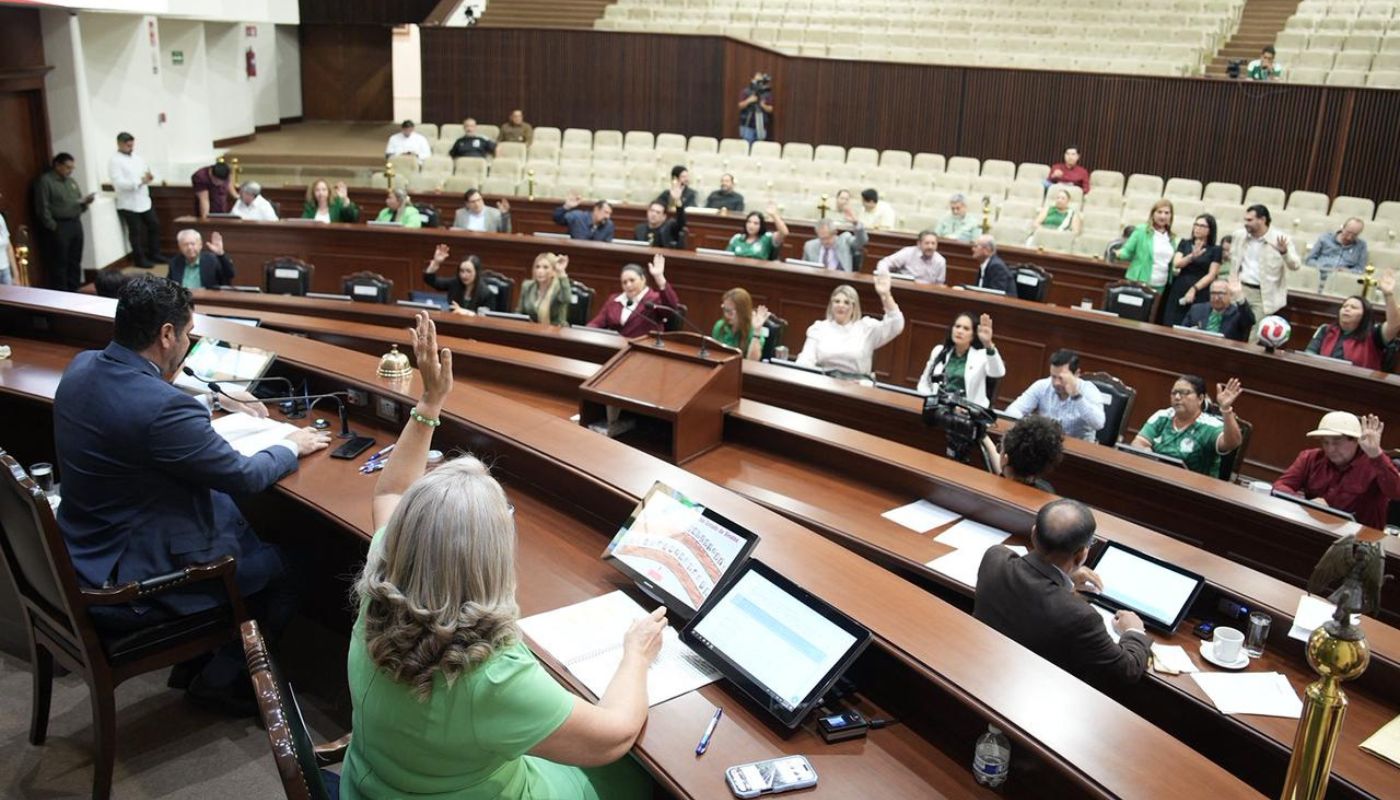 Instalaciones del Congreso de Sinaloa con personas dentro durante una sesión