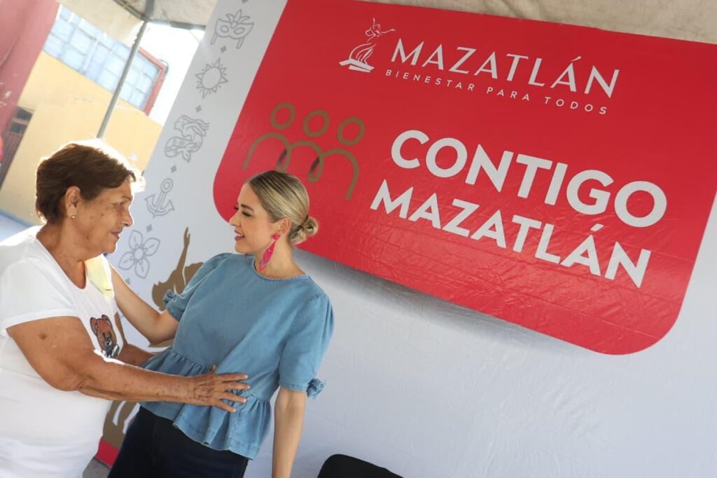 Estrella Palacios junto a una persona atendida en Contigo Mazatlán