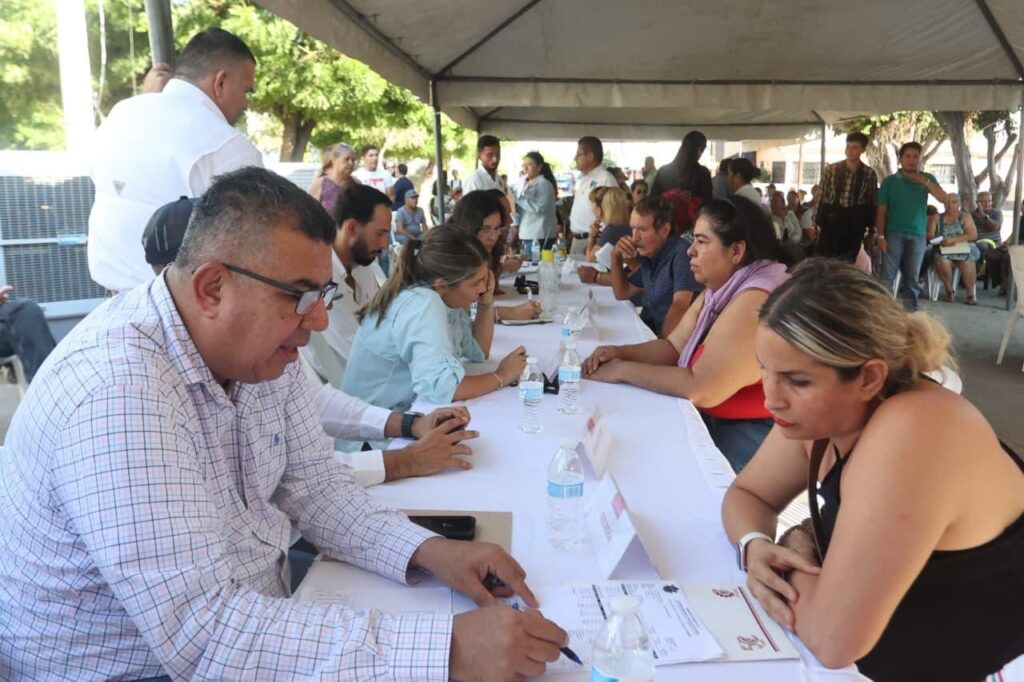Mesa con autoridades y vecinos en Mazatlán