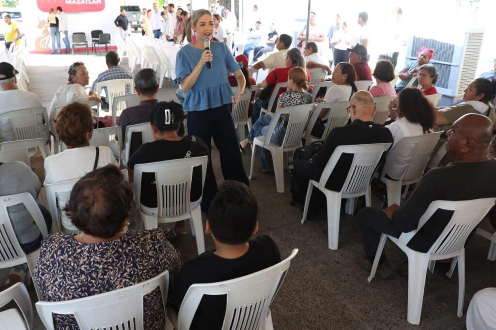 Sillas con personas y la alcaldesa Estrella Palacios