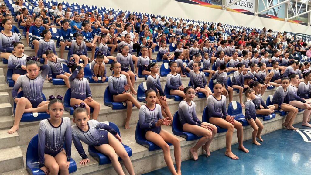 Niñas y niños gimnastas en las gradas