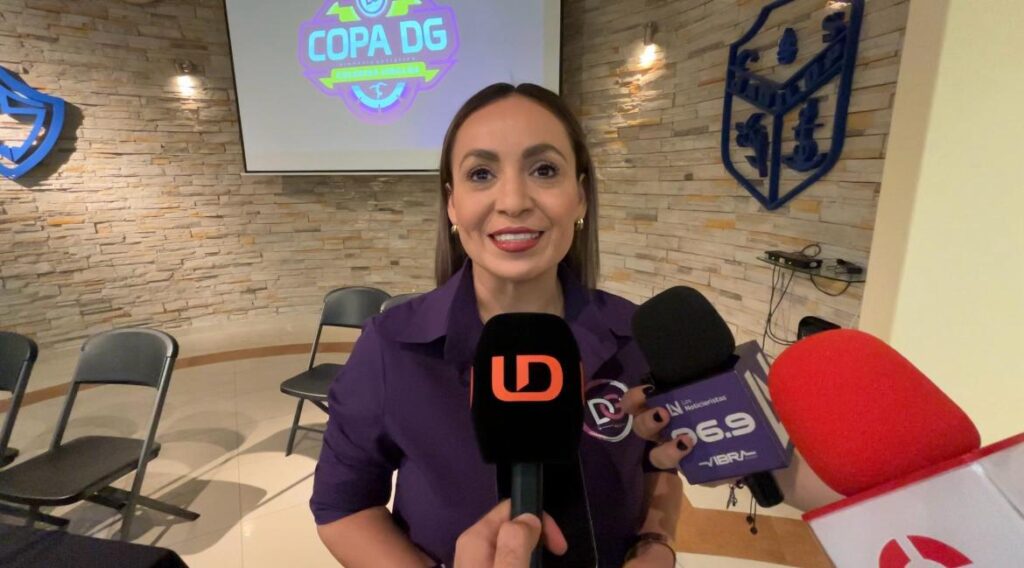 Dalia García, mujer hablando y viendo hacia el frente con micrófonos adelante de ella