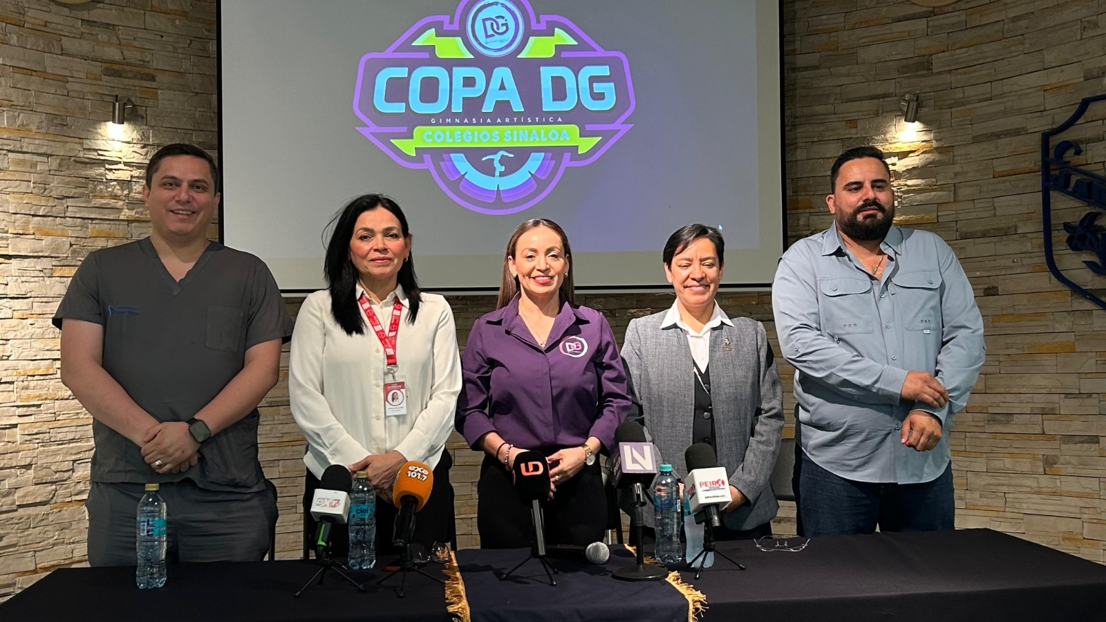Personas en una rueda de prensa del evento Copa DG Gimnasia