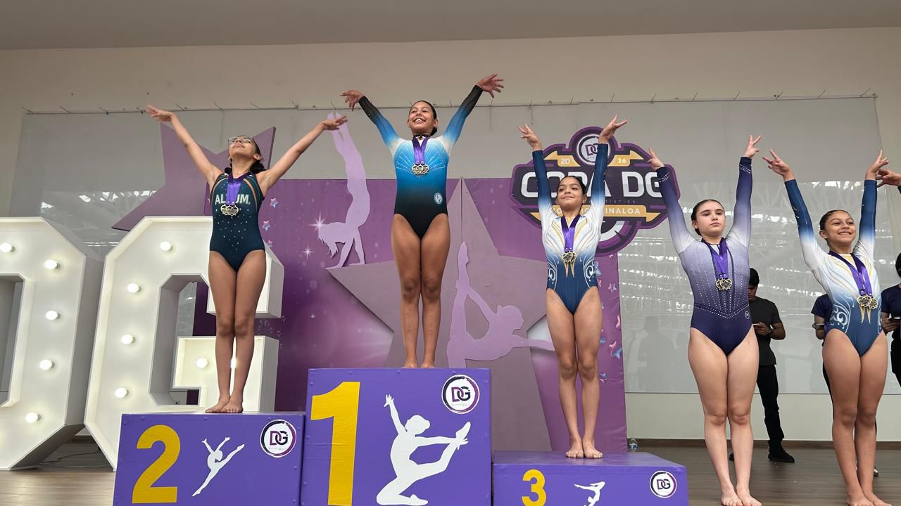 Nilas gimnastas en un podio