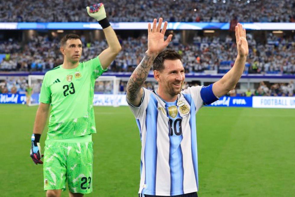 Lionel Messi junto a Emiliano Martínez