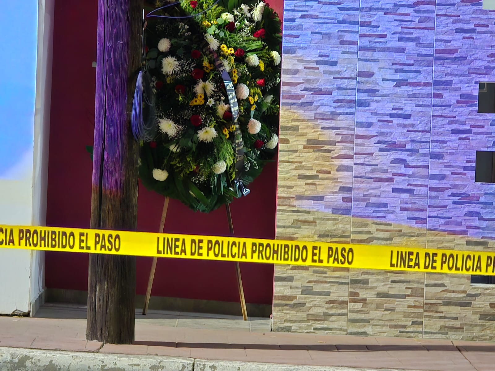 Cinta policial en el lugar donde fue dejada la corona fúnebre.