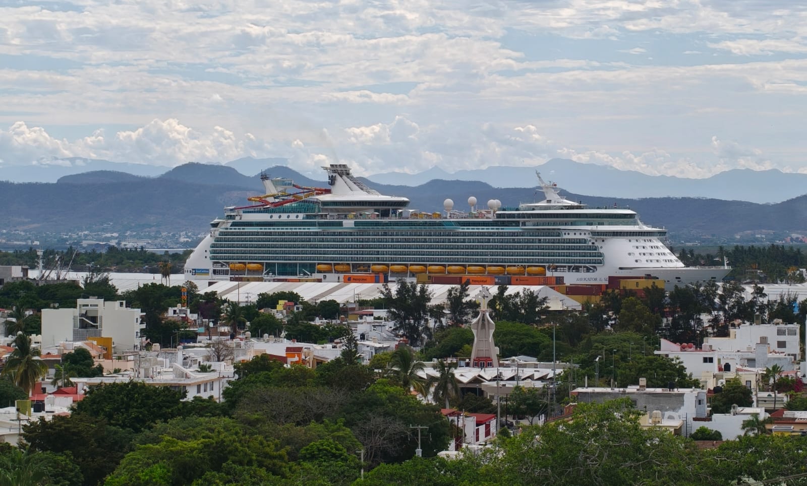 Un barco crucero en el puerto de Mazatlán