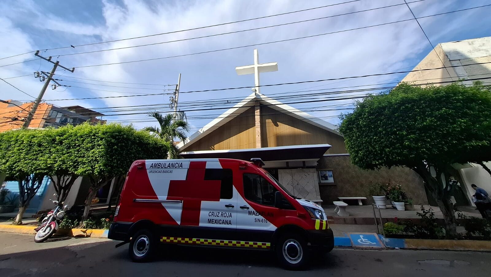 Ambulancia de la Cruz Roja fuera de una iglesia