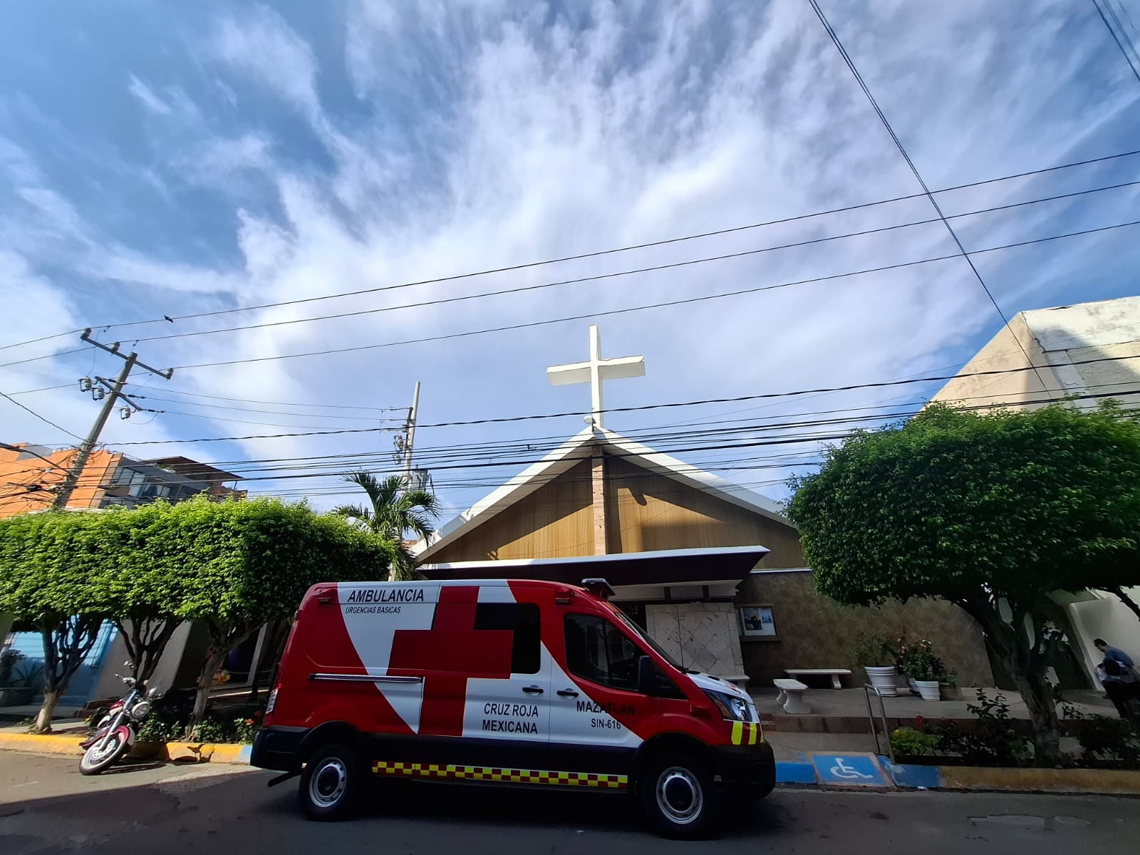 Ambulancia de la Cruz Roja fuera de una iglesia