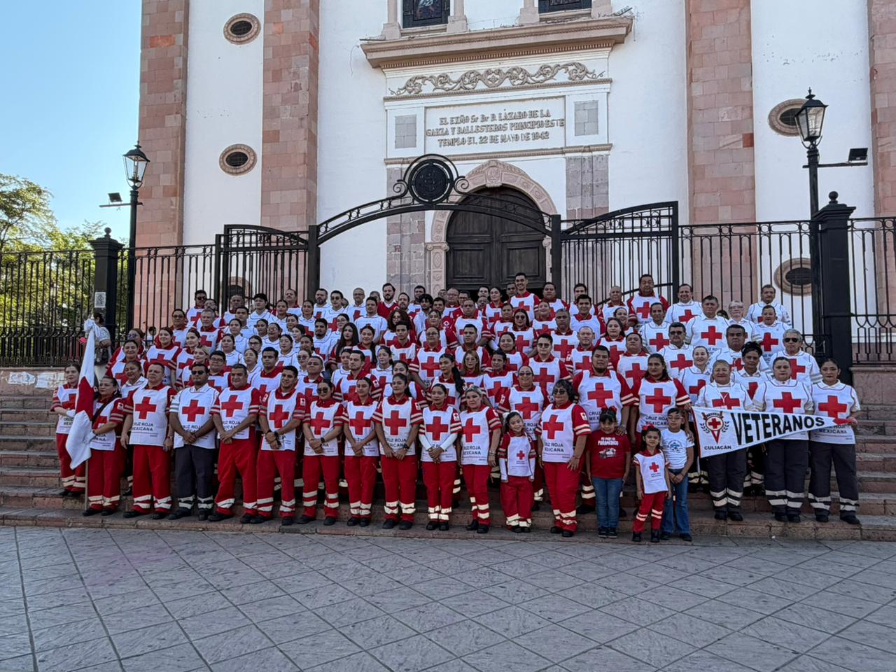Elementos de la Cruz Roja, afuera de una Iglesia