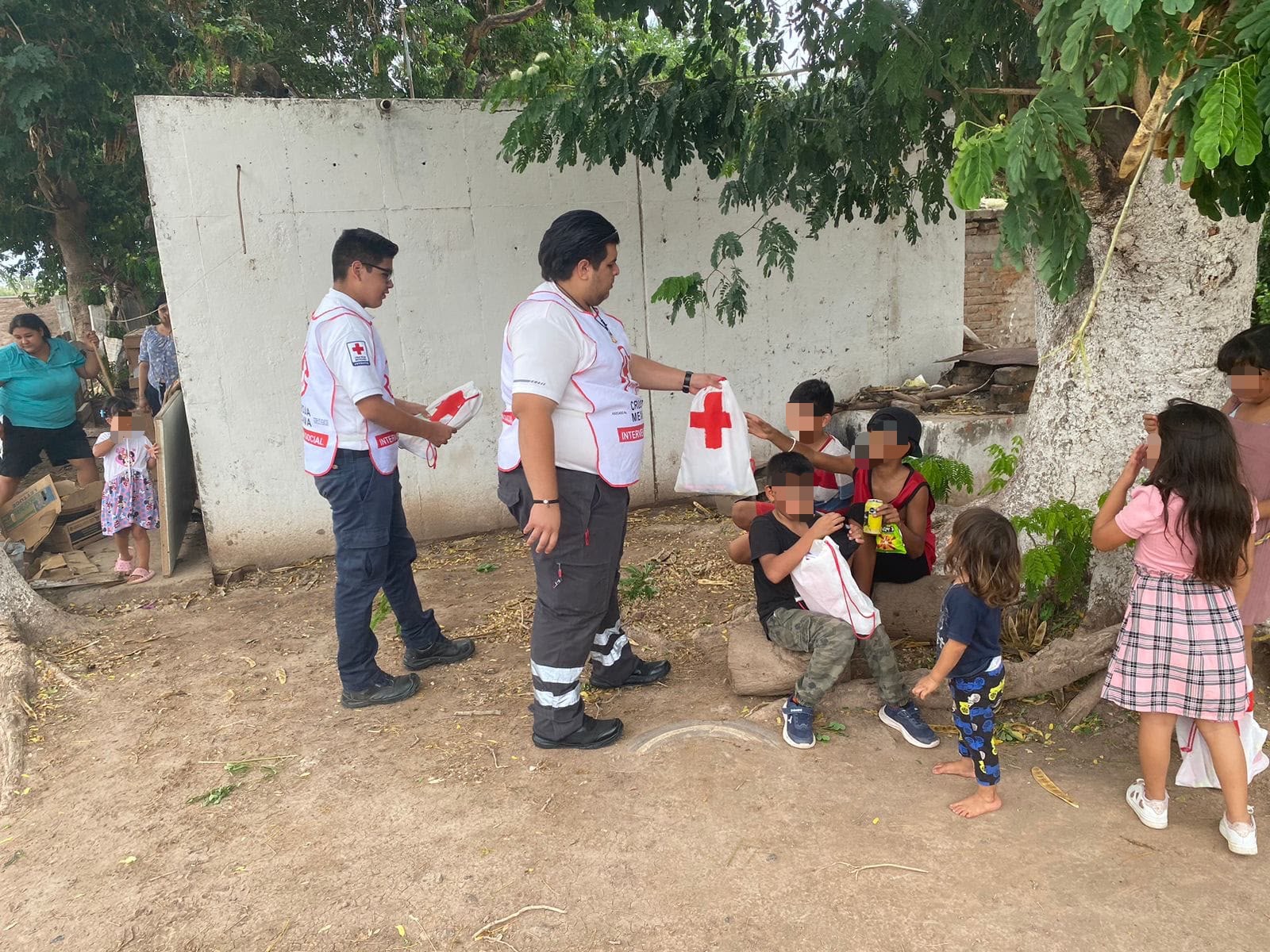 Miembros de la Cruz Roja entregando parte de la colecta de útiles escolares.