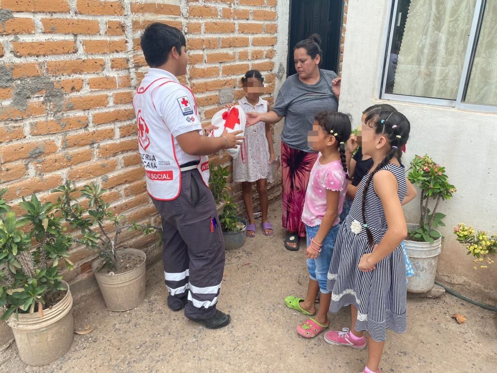 Niños recibiendo parte de la colecta realizada por Cruz Roja Los Mochis.