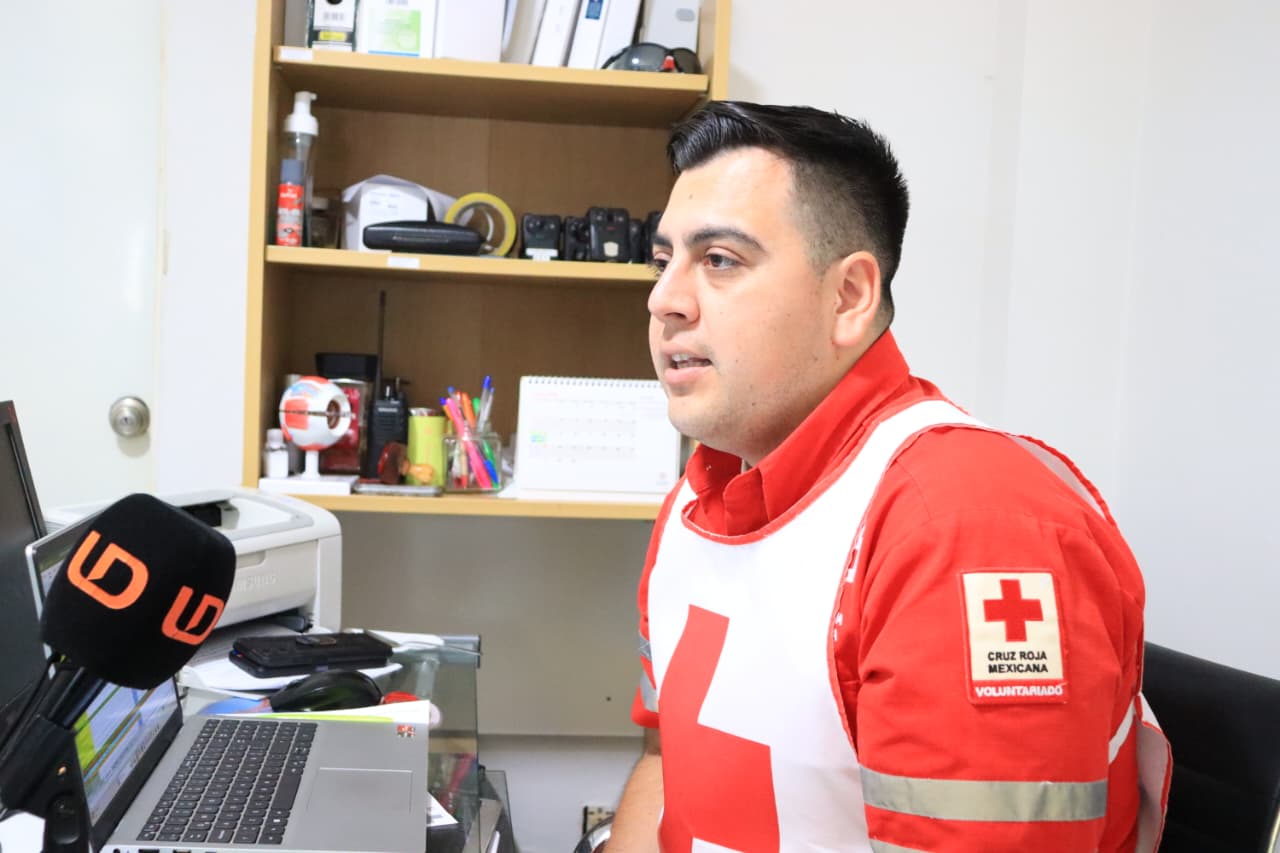 Autoridad de Cruz Roja Mazatlán junto a el micrófono de Línea Directa