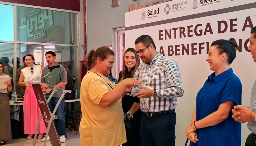 Cuitláhuac gonzalez en entrega de lentes