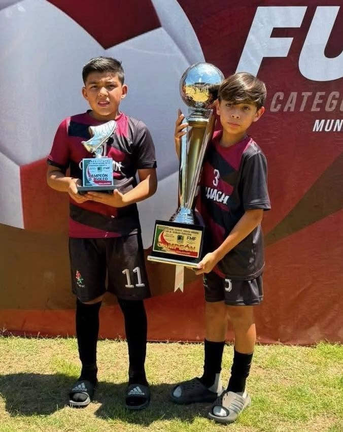 Jugadores del Culiacán Prodemu con los trofeos.