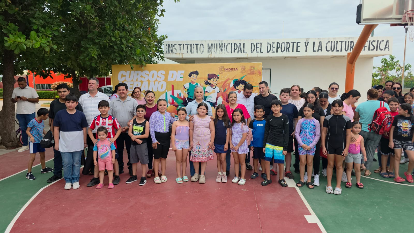 Niñas y niños junto a alcaldesa de Salvador Alvarado