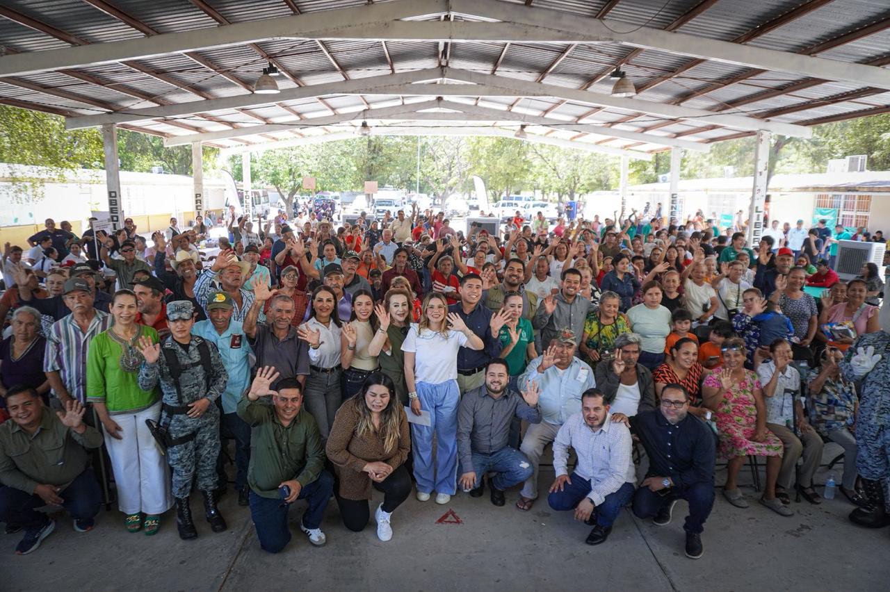 Alcaldesa de Culiacán junto con personas en una techumbre