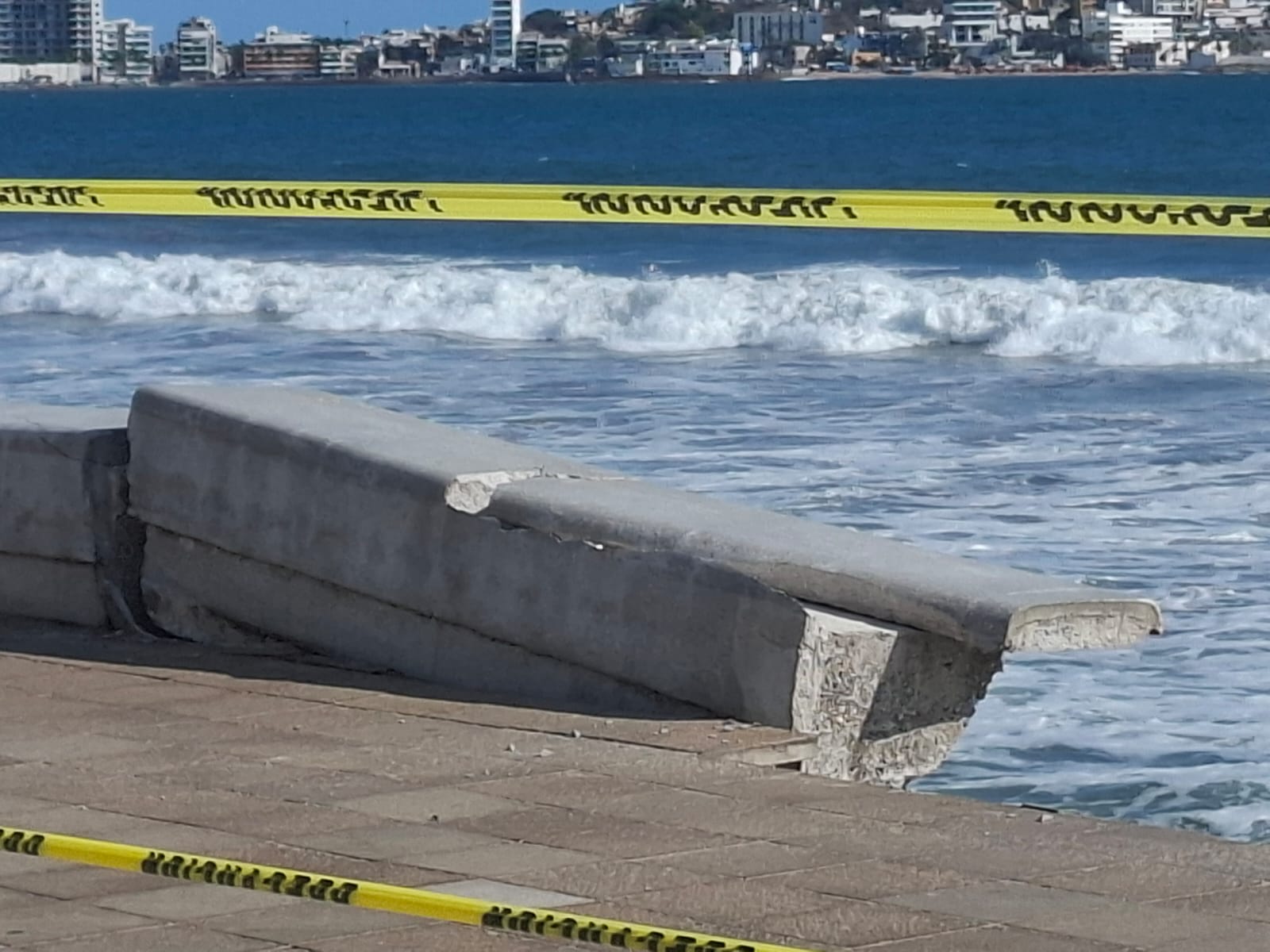 Deslave ocasionado por el fuerte oleaje en el malecón de Mazatlán.