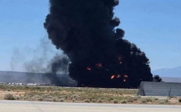 Se desploma bombardero B-52 de la Fuerza Aérea de EU en base militar de California