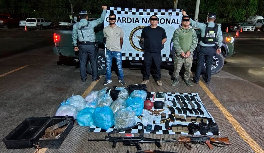 Autoridades de la Guardia Nacional junto a los 3 detenidos en Mocorito.