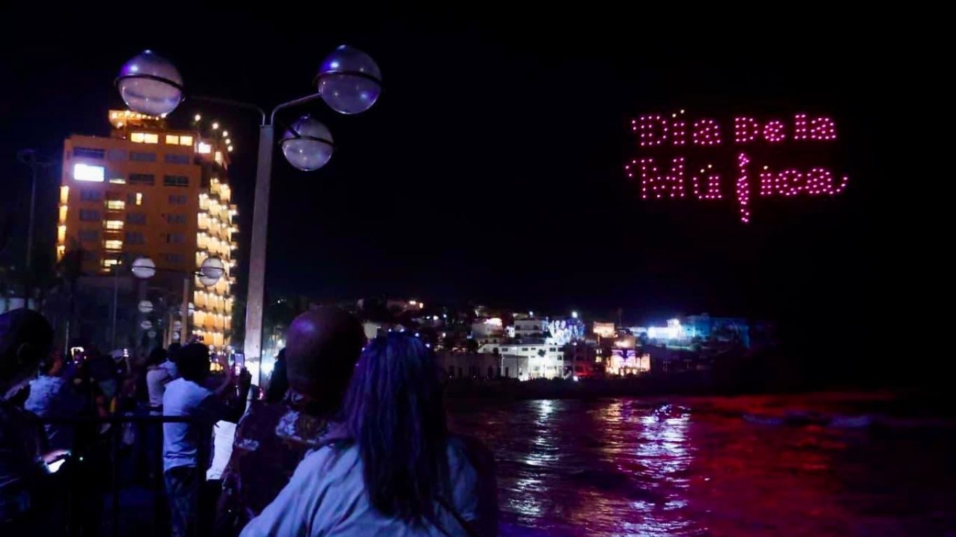 Personas en noche observando show de drones
