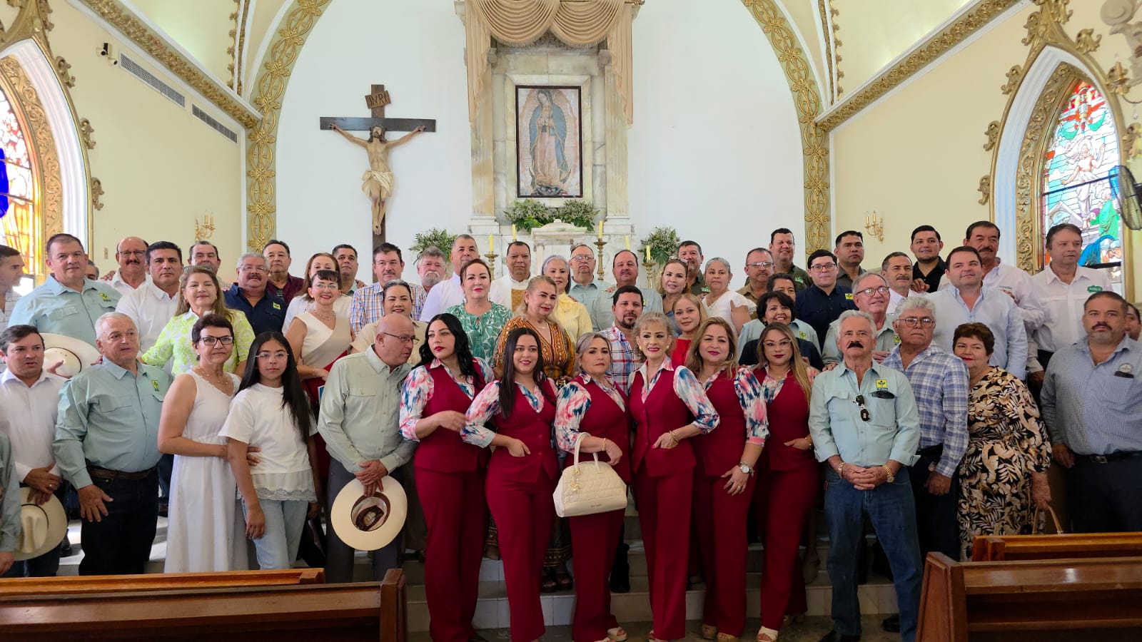 Personas al interior de una iglesia