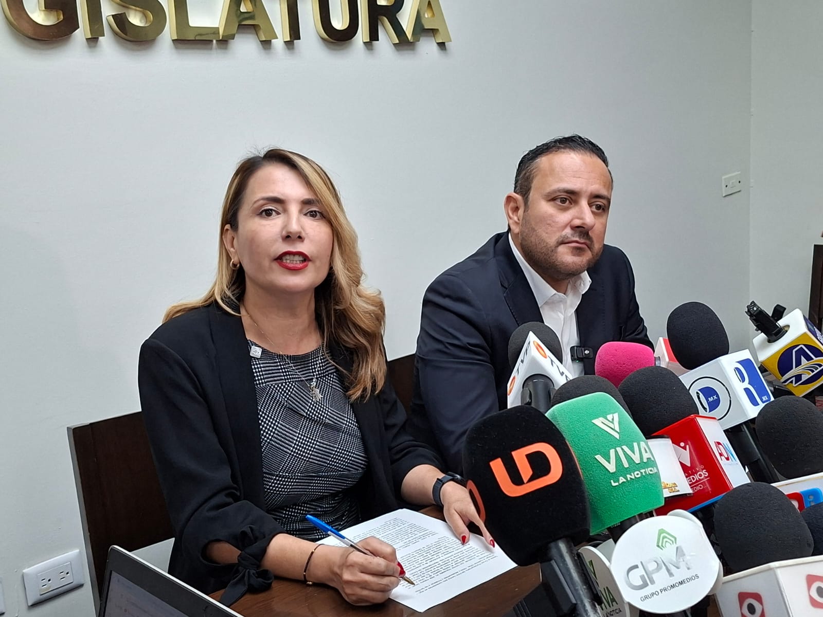 Morena va también por regular uso de celulares en escuelas