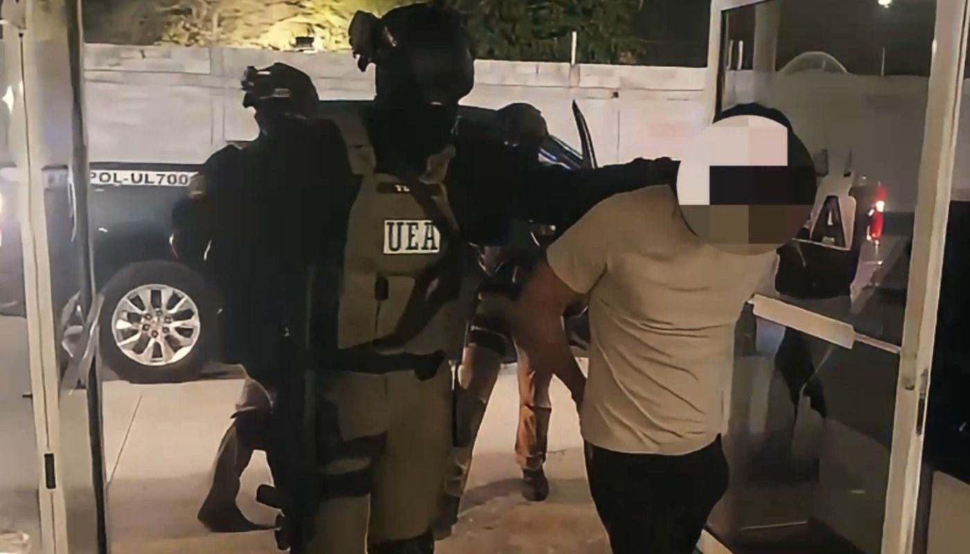 policia lleva a un detenido