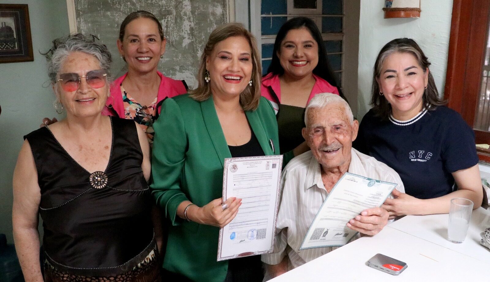 Don Rosario, de 103 años, recibiendo su acta de nacimiento junto a sus seres queridos y con ayuda del DIF Ahome.