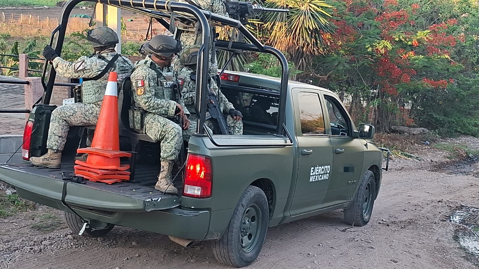 Elementos del Ejército Mexicano a bordo de una unidad.