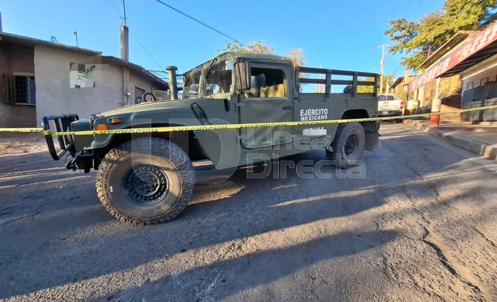 Unidad del Ejército Mexicano en una calle con una cinta de precaución